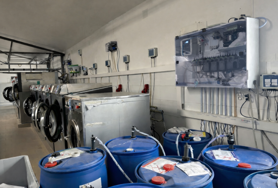 Jak obniżyć i kontrolować koszty chemii w pralni przemysłowej dzięki centralnym systemom dozującym SEKO